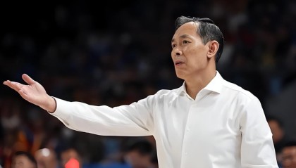 唉！国家队2.16米中锋，连续两场遭小外隔扣+冲突，球迷：太窝囊